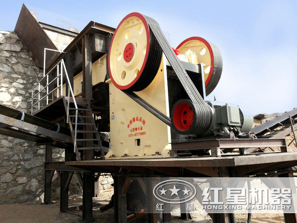 磁鐵礦顎式破碎機現(xiàn)場圖