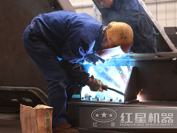 紅星反擊式破碎機(jī)生產(chǎn)車(chē)間工人