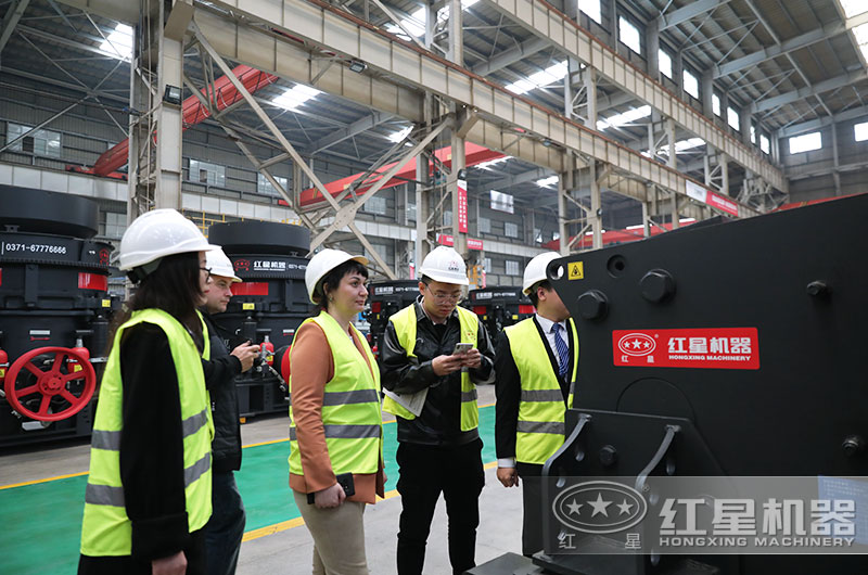 客戶(hù)來(lái)廠(chǎng)考察破碎機(jī)設(shè)備