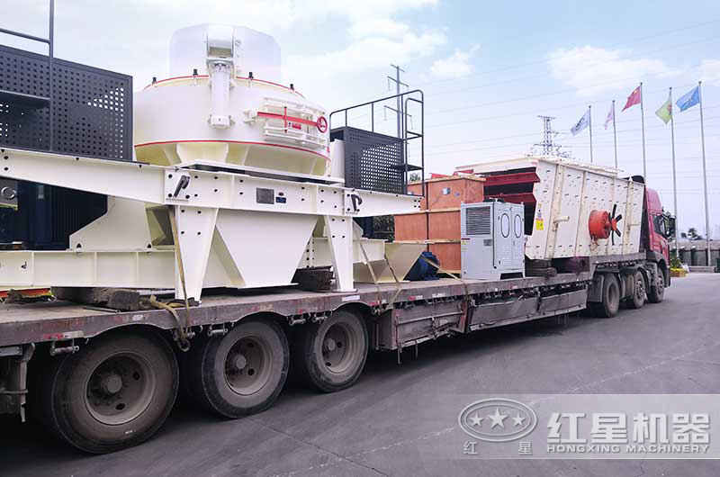 整套沖擊式制砂機設(shè)備裝車發(fā)貨中