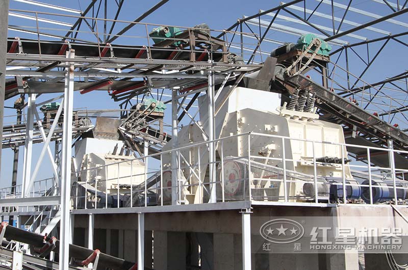 日產(chǎn)五萬(wàn)噸的破碎機(jī)作業(yè)現(xiàn)場(chǎng)