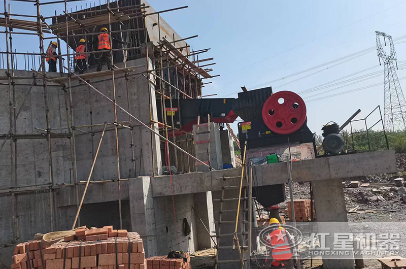 鄂式破碎機(jī)安裝現(xiàn)場(chǎng)