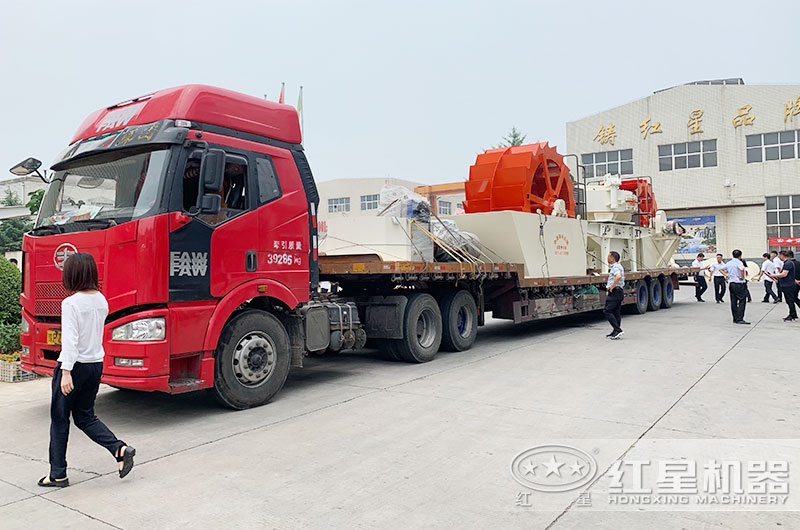 整套水洗機制砂石生產(chǎn)線設(shè)備裝車發(fā)貨中