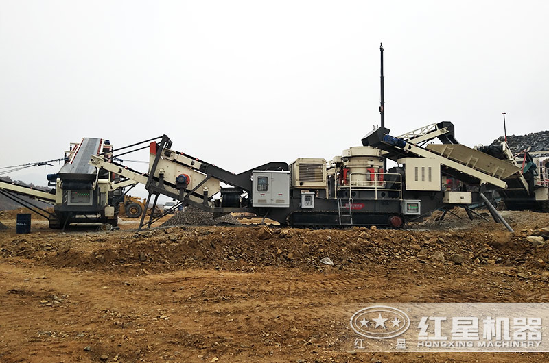 河南一碎石場使用移動(dòng)破碎機(jī)加工現(xiàn)場