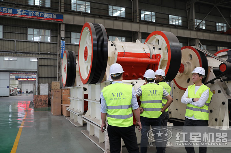 客戶來廠考察石灰石生產(chǎn)線設(shè)備