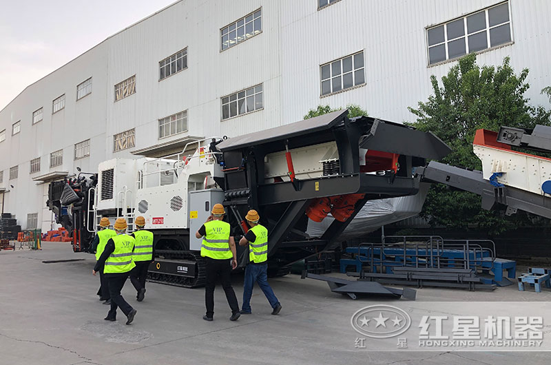 客戶來河南紅星廠參觀移動(dòng)破碎機(jī)