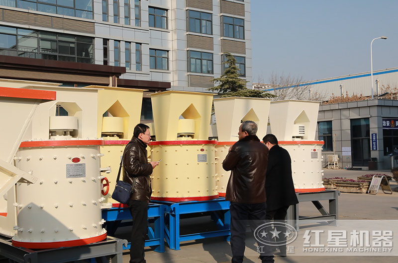 客戶(hù)來(lái)廠考察立式復(fù)合破碎機(jī)設(shè)備
