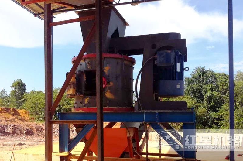 立式板錘制砂機(jī)作業(yè)現(xiàn)場(chǎng)