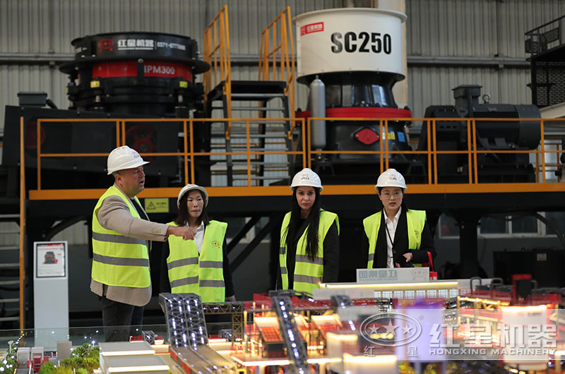 客戶來廠考察花崗巖破碎機設(shè)備