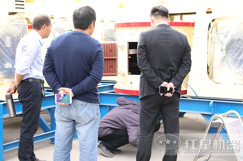 客戶來(lái)廠考察1250立軸破碎機(jī)