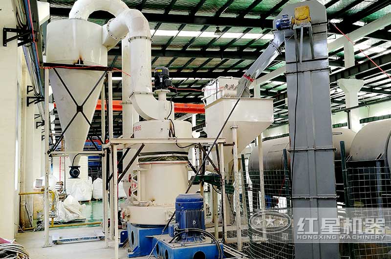 1000目石英石磨粉機(jī)作業(yè)現(xiàn)場