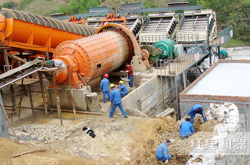 鈣石球磨機(jī)作業(yè)現(xiàn)場(chǎng)