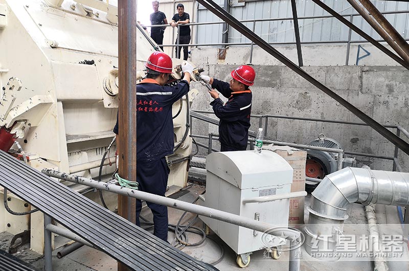 紅星技術(shù)人員奔赴現(xiàn)場(chǎng)為客戶(hù)調(diào)設(shè)備