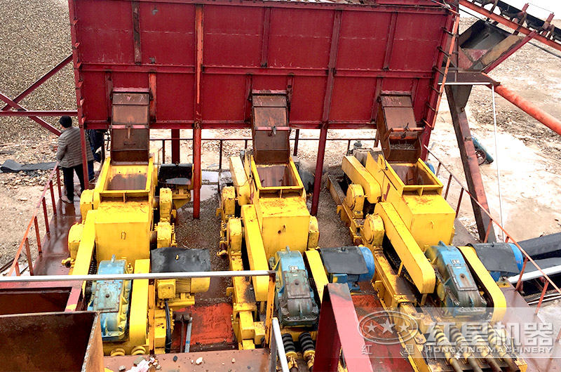 三臺對輥破聯(lián)合作業(yè)，江蘇客戶鵝卵石破碎現(xiàn)場