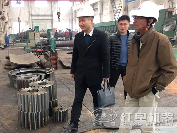 用戶來訪參觀設(shè)備車間