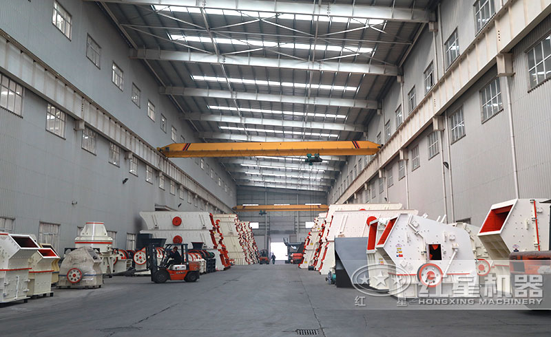 小型破石頭機生產(chǎn)車間