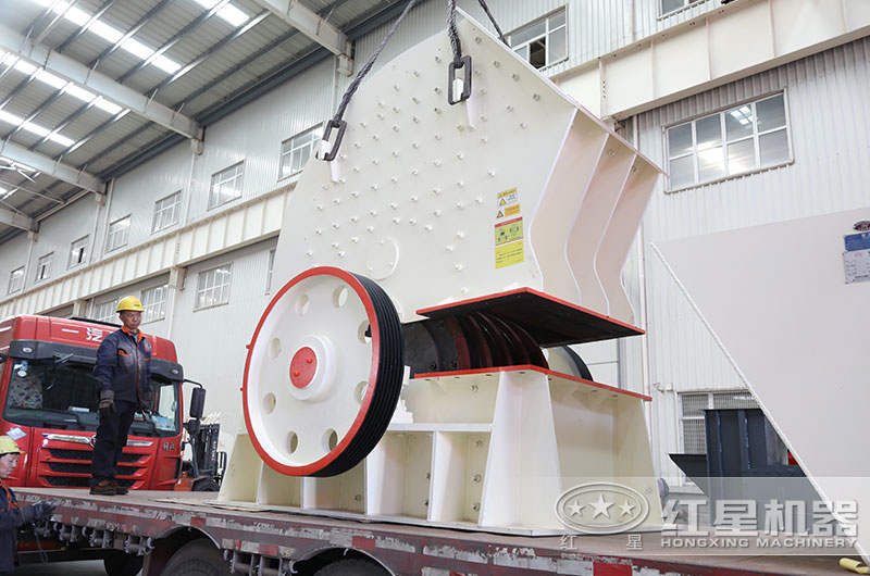 大型錘式破碎機(jī)裝車(chē)，準(zhǔn)備發(fā)往新鄉(xiāng)