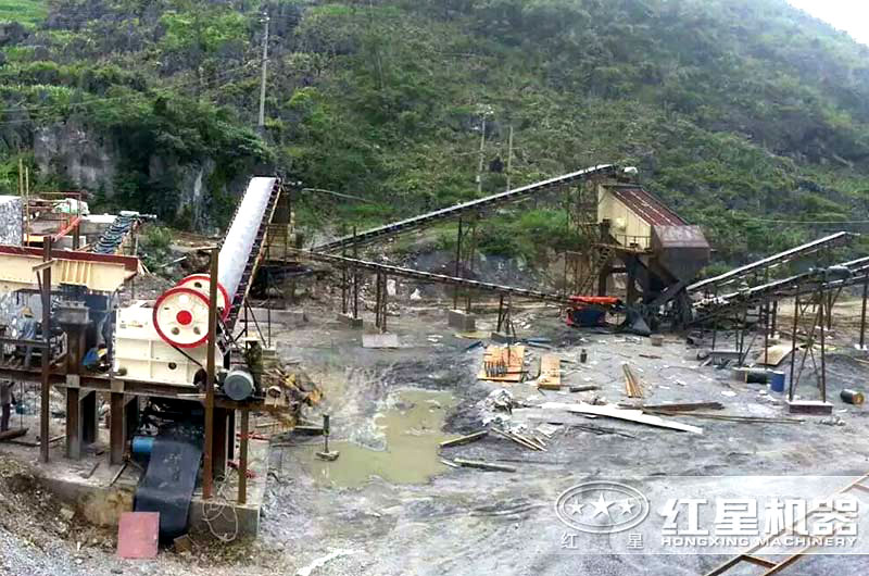 山東用戶石料破碎生產(chǎn)線生產(chǎn)現(xiàn)場實拍圖