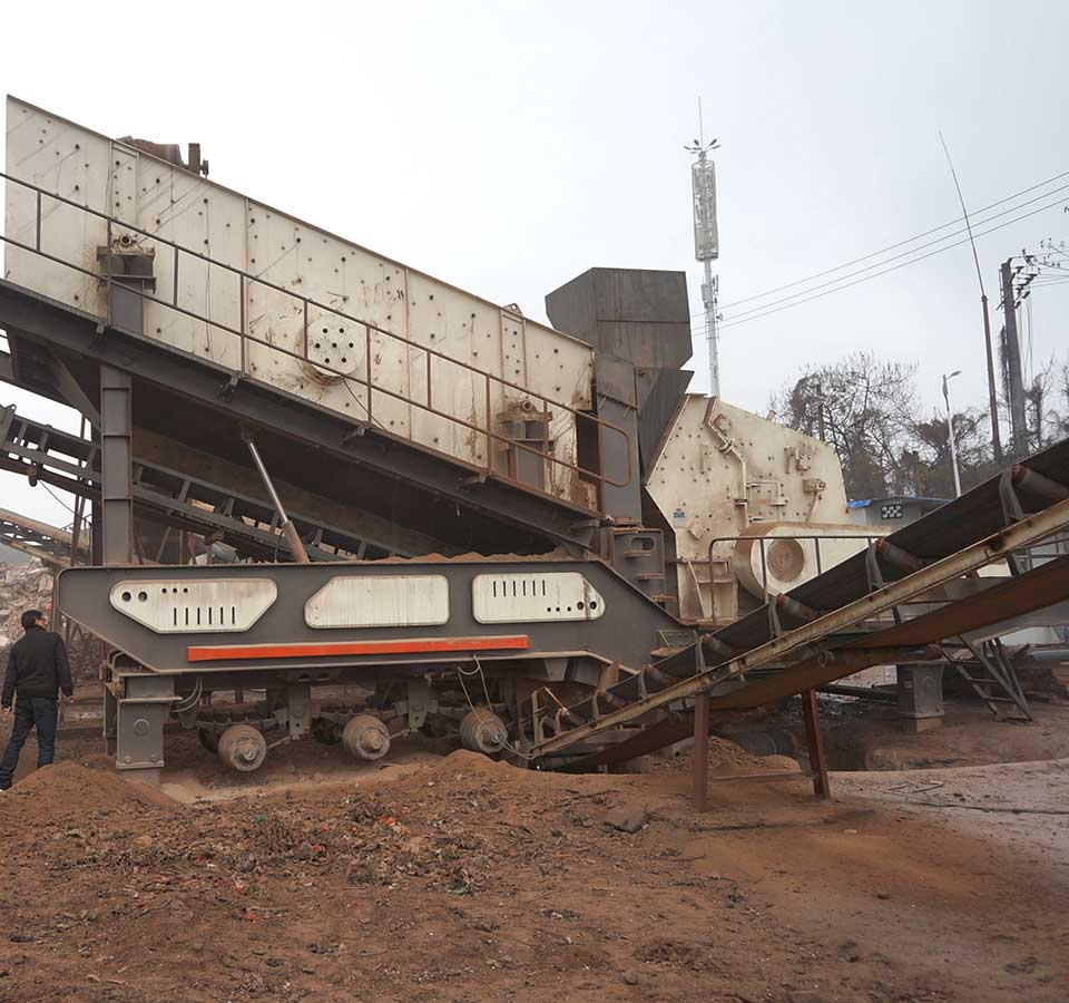 湖南移動式建筑垃圾破碎機(jī)客戶生產(chǎn)現(xiàn)場