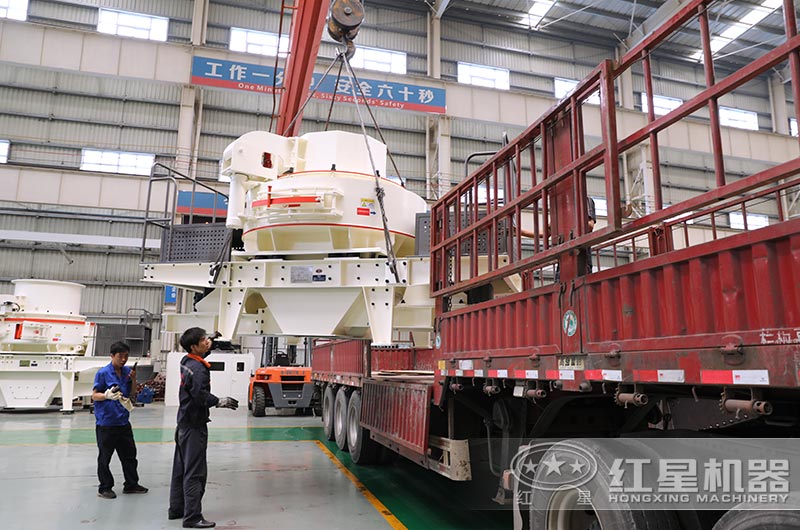 制沙機(jī)正在裝車，發(fā)往山西