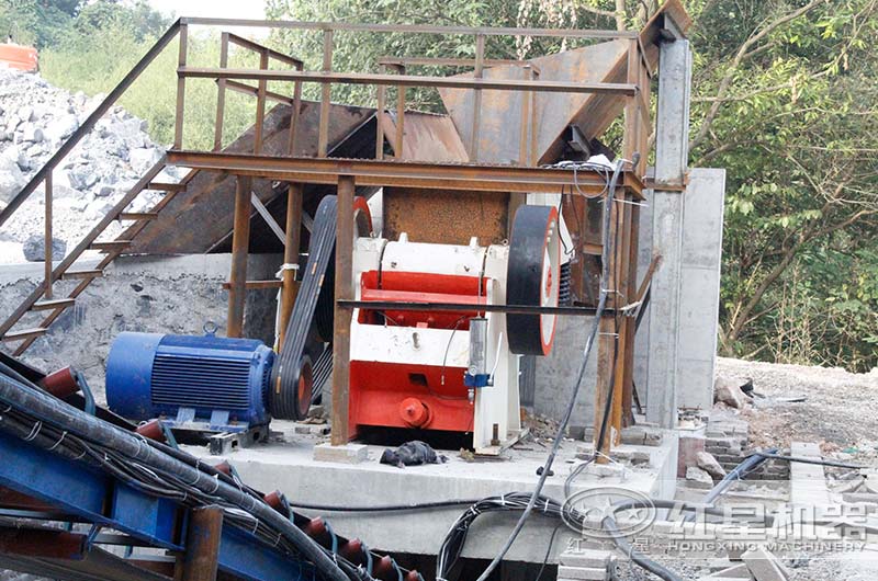 690石頭破碎機(jī)作業(yè)現(xiàn)場圖