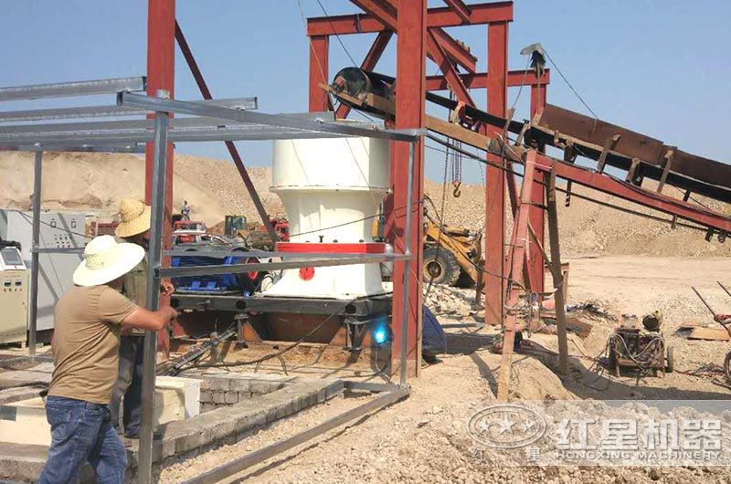 大型單缸液壓圓錐破碎機(jī)作業(yè)現(xiàn)場(chǎng)