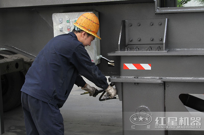 紅星技術(shù)工人認(rèn)真對(duì)待設(shè)備的每一個(gè)部件