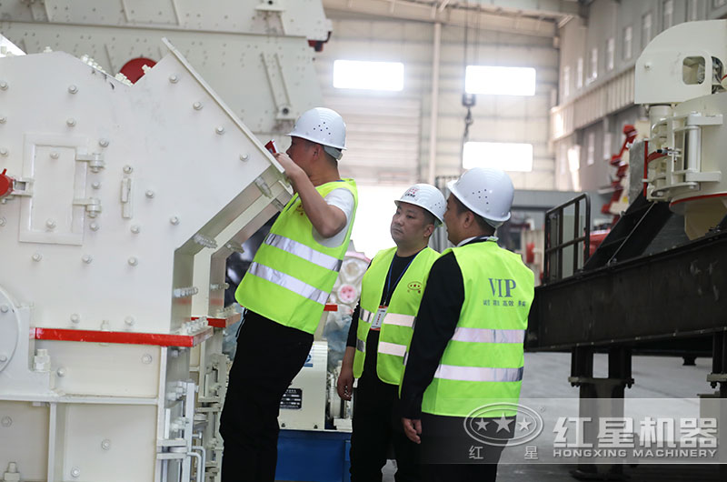 客戶(hù)來(lái)設(shè)備生產(chǎn)車(chē)間考察