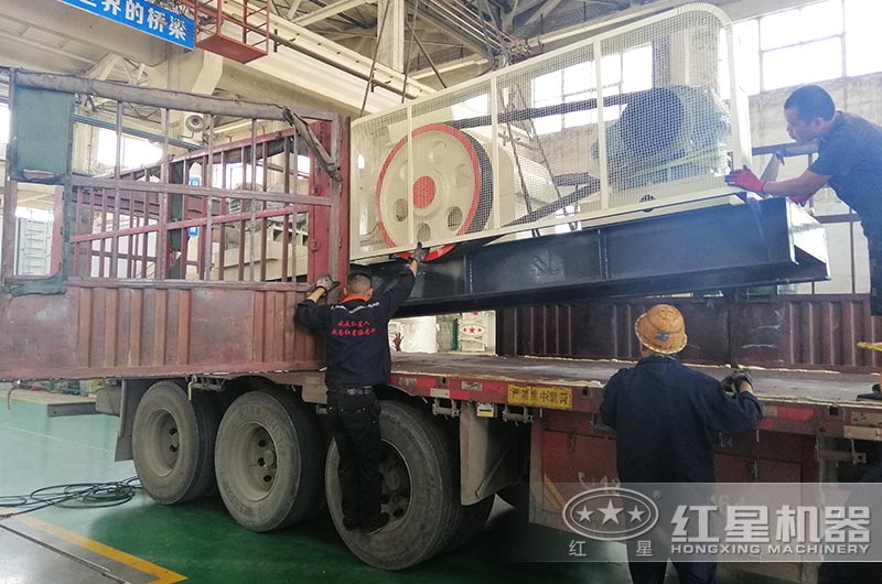 對輥式粉碎機裝車，準備發(fā)貨