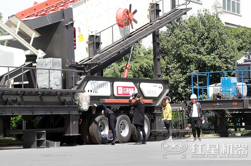 客戶來(lái)廠考察，經(jīng)理陪同做詳細(xì)介紹