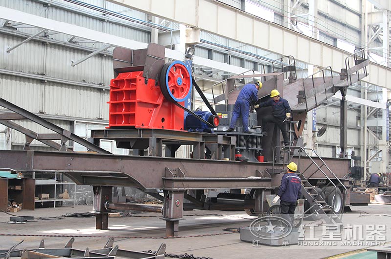 移動(dòng)粉碎石頭的機(jī)器制造車(chē)間