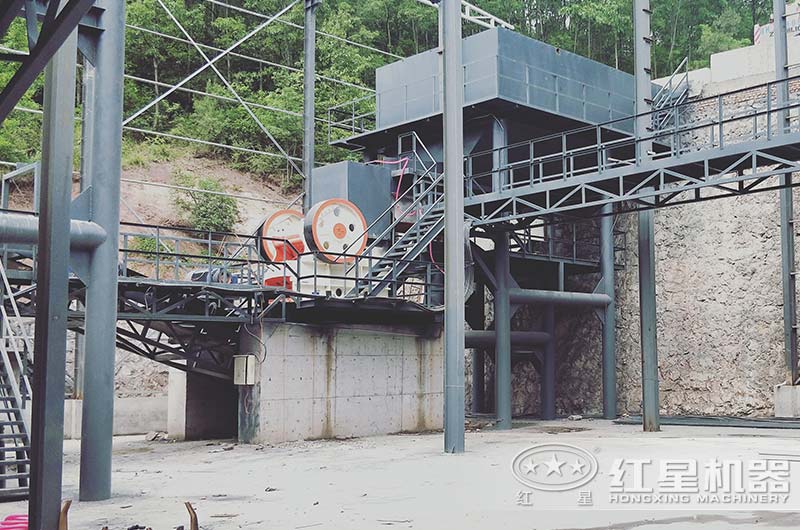 PE-750×1060顎式破碎機(jī)生產(chǎn)現(xiàn)場圖