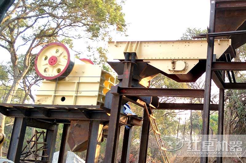 顎式破碎機現(xiàn)場作業(yè)圖片