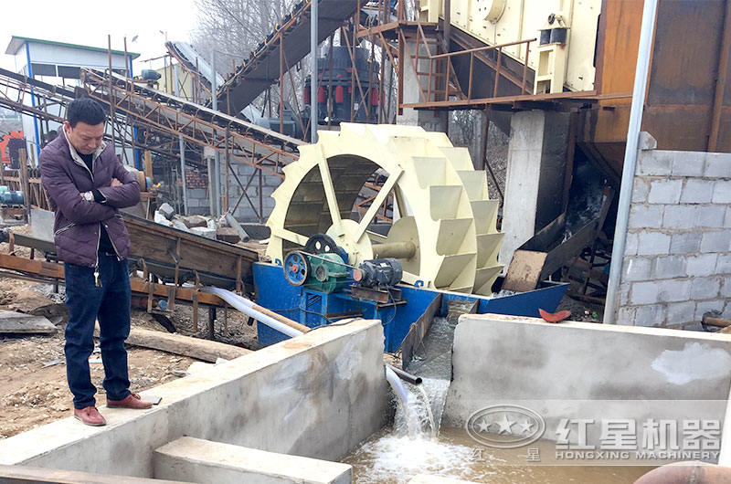 洗沙機(jī)旁配備沉淀池，實(shí)現(xiàn)水資源循環(huán)利用