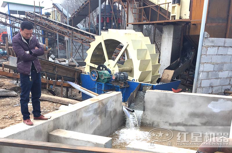 水洗沙機(jī)旁建造沉淀池，實(shí)現(xiàn)水資源循環(huán)利用