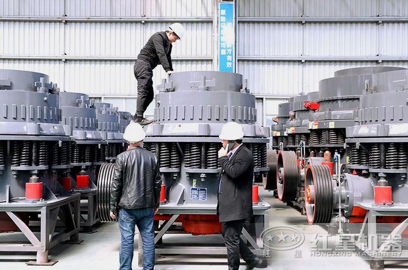 客戶來(lái)廠區(qū)近距離了解小型破碎機(jī)