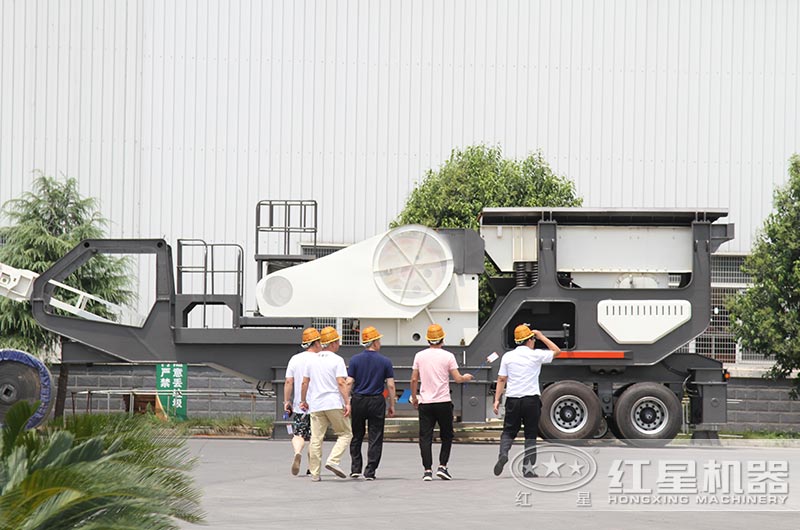 客戶來紅星參觀小型移動石子機(jī)
