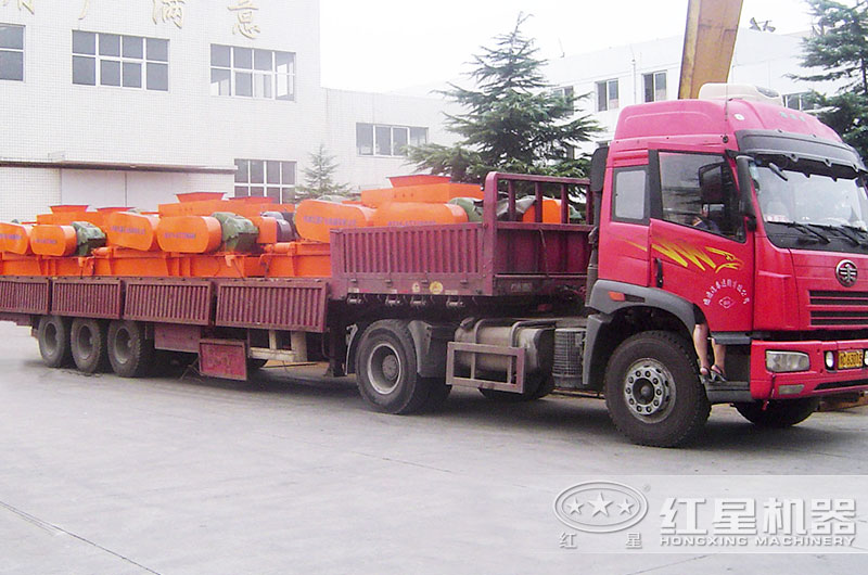 紅星大型對(duì)輥機(jī)發(fā)貨現(xiàn)場(chǎng)