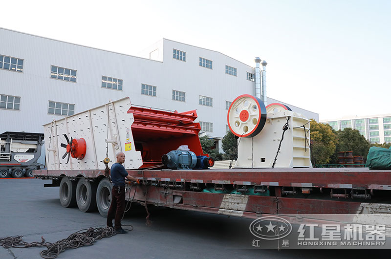 大型顎式破碎機(jī)發(fā)貨現(xiàn)場圖