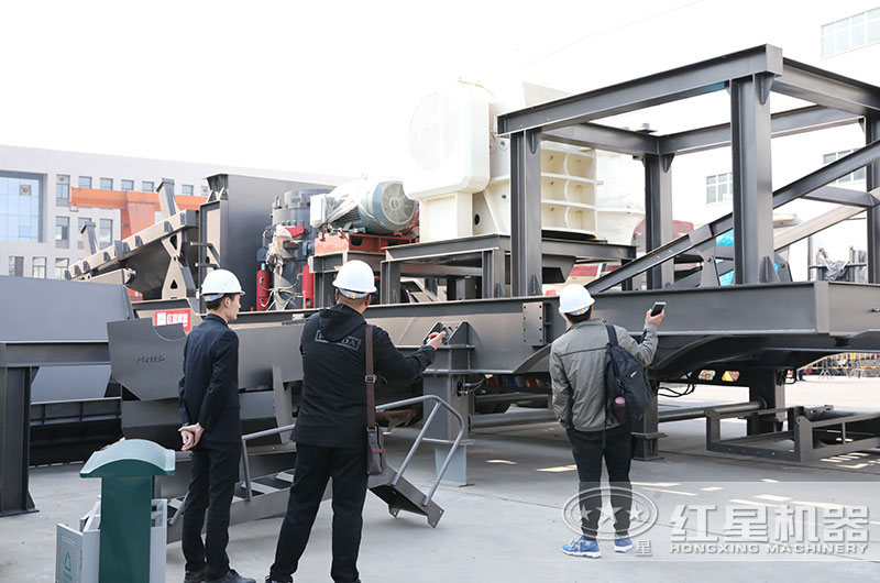 紅星客戶到廠近距離考察移動碎石機