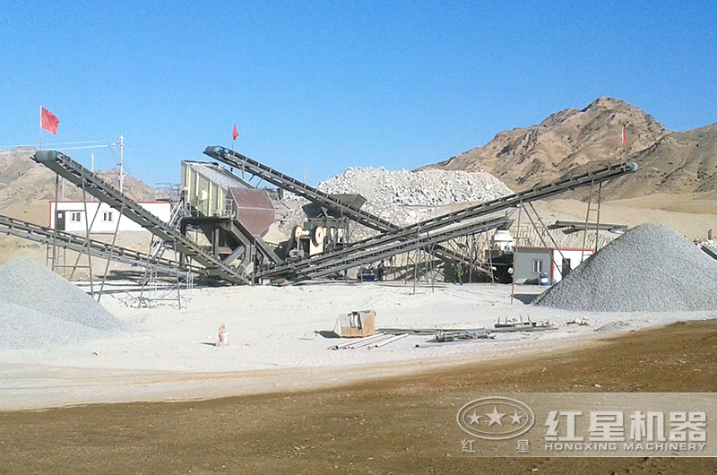 石料破碎機(jī)生產(chǎn)砂石現(xiàn)場(chǎng)