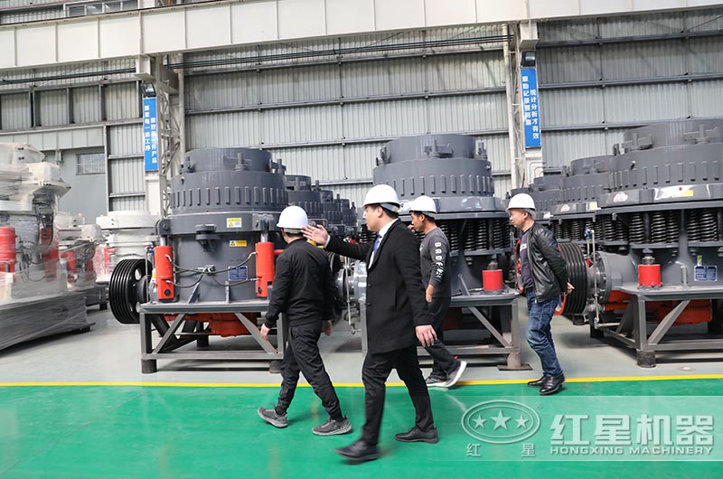 客戶到場近距離考察固定式水泥路面破碎機(jī)