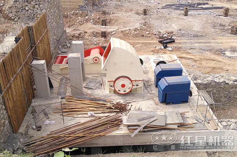 重錘破碎機生產(chǎn)線正在安裝中