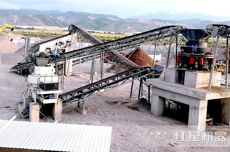 圓錐破破碎鵝卵石現(xiàn)場，搭配制砂機使用