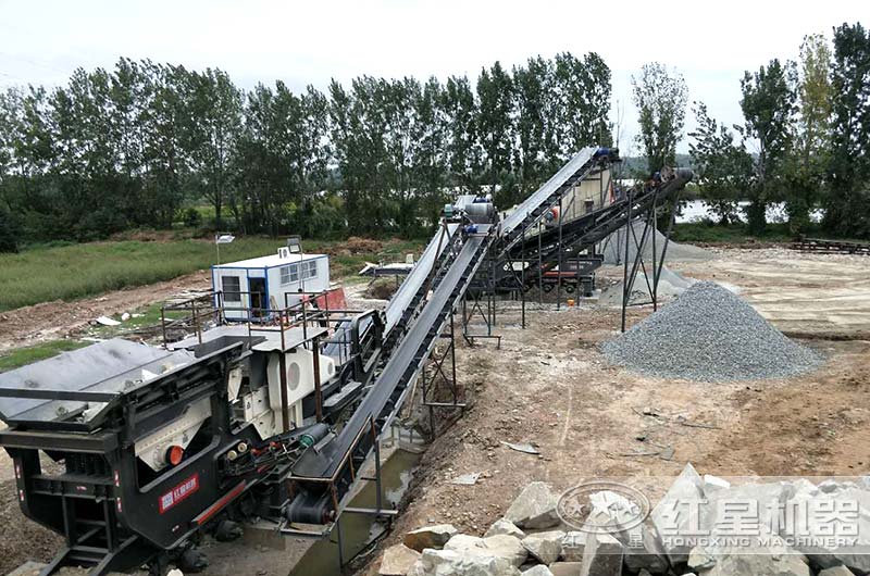 移動(dòng)磕石機(jī)生產(chǎn)現(xiàn)場，兩臺(tái)聯(lián)合作業(yè)