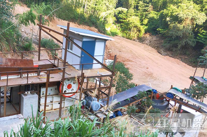 石料破碎生產(chǎn)線現(xiàn)場(chǎng)，鄂破機(jī)+圓錐破