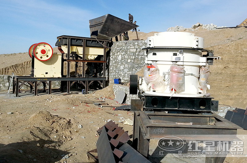 大夾石機生產(chǎn)線正在安裝，鄂破機和圓錐破已準備就緒