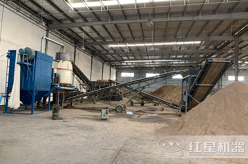 山東立式復(fù)合破碎機(jī)生產(chǎn)現(xiàn)場(chǎng)，封閉廠房，綠色環(huán)保