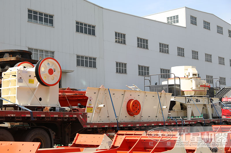 硅石破碎機(jī)裝車(chē)發(fā)貨現(xiàn)場(chǎng)