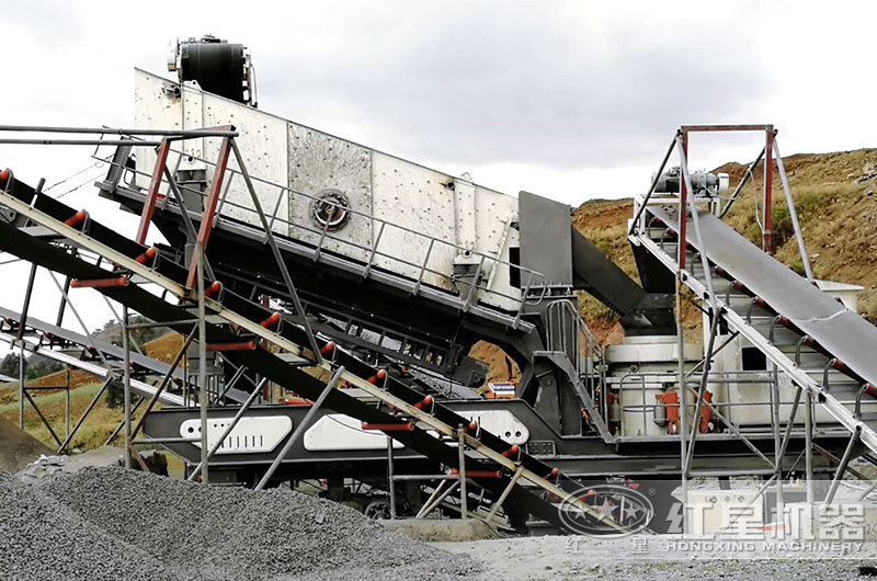 圓錐移動(dòng)破碎機(jī)設(shè)備生產(chǎn)現(xiàn)場，輪胎式